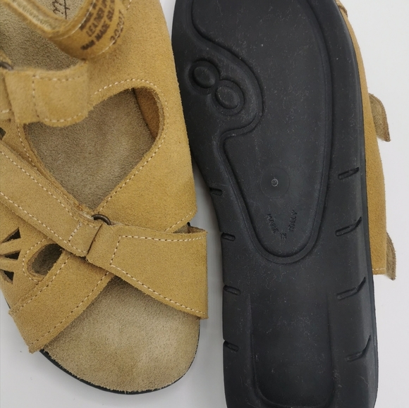 SIZE 7 B Traditions, Brown Leather Suede NWOB - Picture 2 of 6